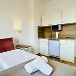 Apartment Zentral Gelegenes Und Stilvoll Möbliertes In Nur 5 Minuten Vom Hbf Und City, Ideal Für Pendler Und Messebesucher *