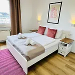 Zentral Gelegenes Und Stilvoll Möbliertes In Nur 5 Minuten Vom Hbf Und City, Ideal Für Pendler Und Messebesucher Apartment
