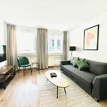 Apartment Zentral Gelegenes Und Stilvoll Möbliertes In Nur 5 Minuten Vom Hbf Und City, Ideal Für Pendler Und Messebesucher *
