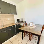 Apartment Zentral Gelegenes Und Stilvoll Möbliertes In Nur 5 Minuten Vom Hbf Und City, Ideal Für Pendler Und Messebesucher *