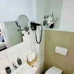 Zentral Gelegenes Und Stilvoll Möbliertes In Nur 5 Minuten Vom Hbf Und City, Ideal Für Pendler Und Messebesucher Apartment Duisburg