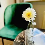 Zentral Gelegenes Und Stilvoll Möbliertes In Nur 5 Minuten Vom Hbf Und City, Ideal Für Pendler Und Messebesucher Apartment Duisburg