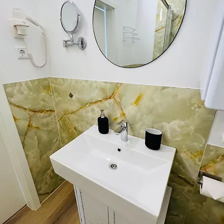 Zentral Gelegenes Und Stilvoll Moebliertes In Nur 5 Minuten Vom Hbf Und City, Ideal Fuer Pendler Und Messebesucher Apartment Duisburg