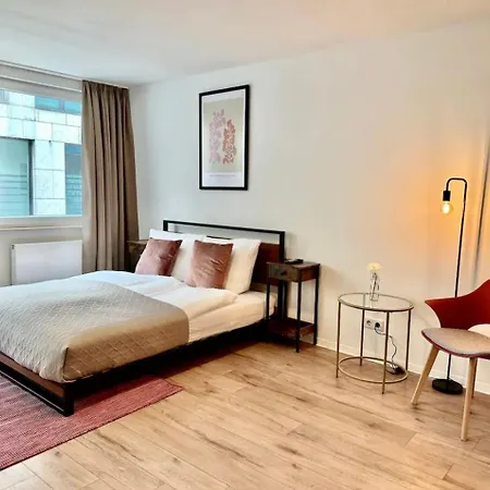 Apartment Zentral Gelegenes Und Stilvoll Moebliertes In Nur 5 Minuten Vom Hbf Und City, Ideal Fuer Pendler Und Messebesucher Duisburg
