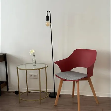 Apartment Zentral Gelegenes Und Stilvoll Moebliertes In Nur 5 Minuten Vom Hbf Und City, Ideal Fuer Pendler Und Messebesucher