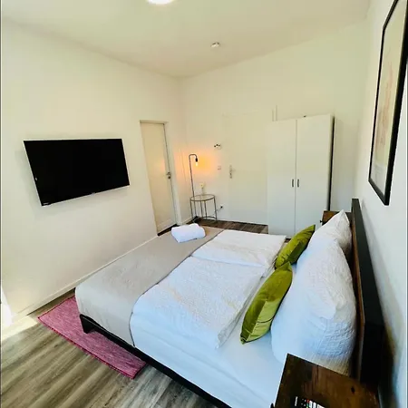 Apartment Zentral Gelegenes Und Stilvoll Moebliertes In Nur 5 Minuten Vom Hbf Und City, Ideal Fuer Pendler Und Messebesucher *