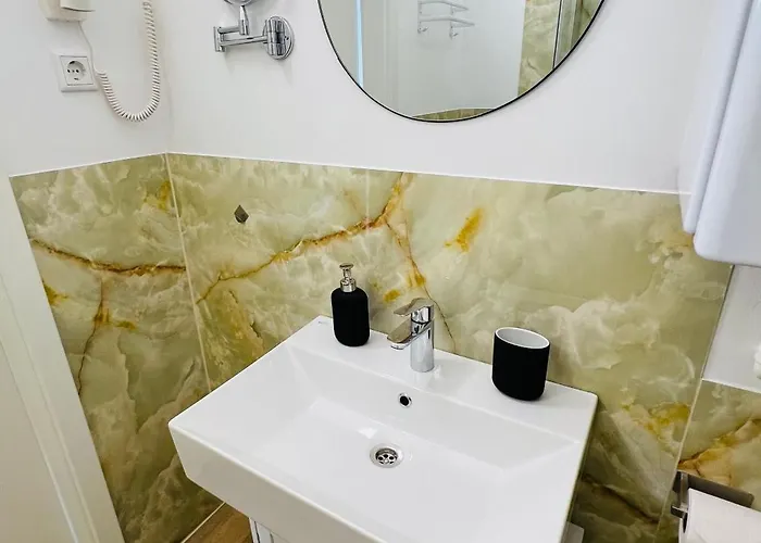 Zentral Gelegenes Und Stilvoll Möbliertes In Nur 5 Minuten Vom Hbf Und City, Ideal Für Pendler Und Messebesucher Apartment Duisburg