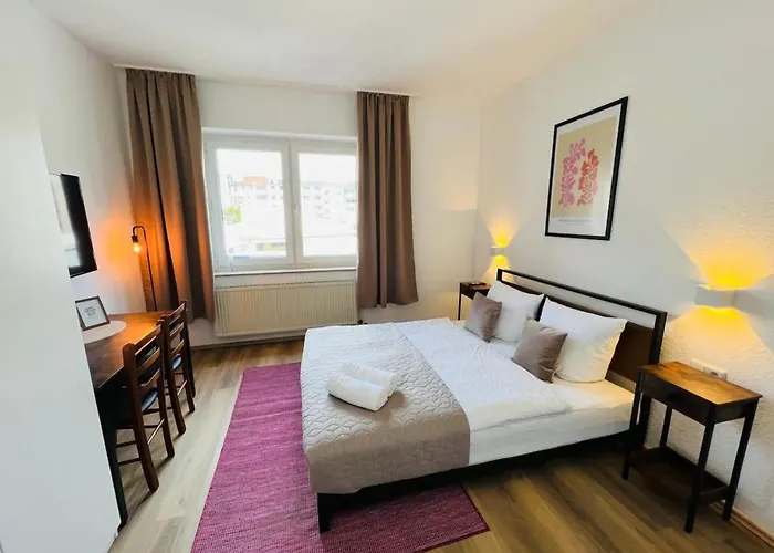 Zentral Gelegenes Und Stilvoll Möbliertes In Nur 5 Minuten Vom Hbf Und City, Ideal Für Pendler Und Messebesucher *