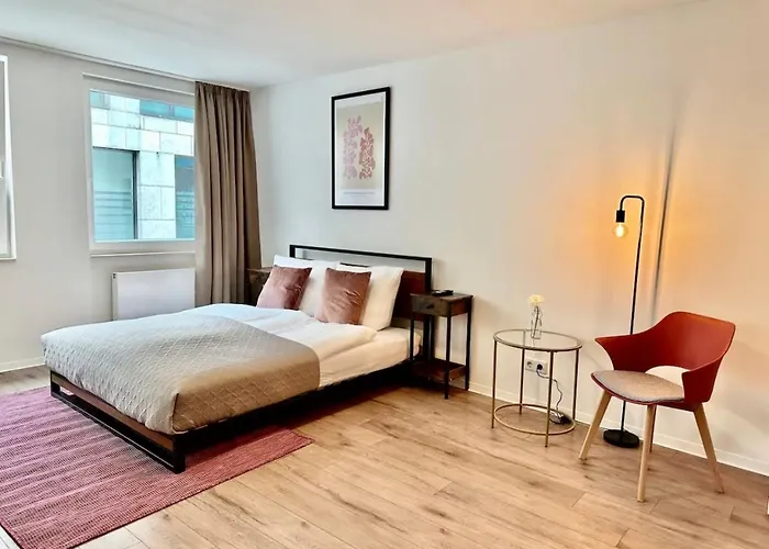Apartment Zentral Gelegenes Und Stilvoll Möbliertes In Nur 5 Minuten Vom Hbf Und City, Ideal Für Pendler Und Messebesucher Duisburg