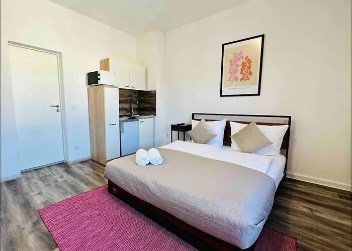 Apartment Zentral Gelegenes Und Stilvoll Möbliertes In Nur 5 Minuten Vom Hbf Und City, Ideal Für Pendler Und Messebesucher *