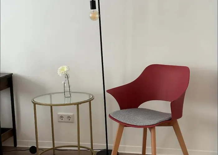 Apartment Zentral Gelegenes Und Stilvoll Möbliertes In Nur 5 Minuten Vom Hbf Und City, Ideal Für Pendler Und Messebesucher