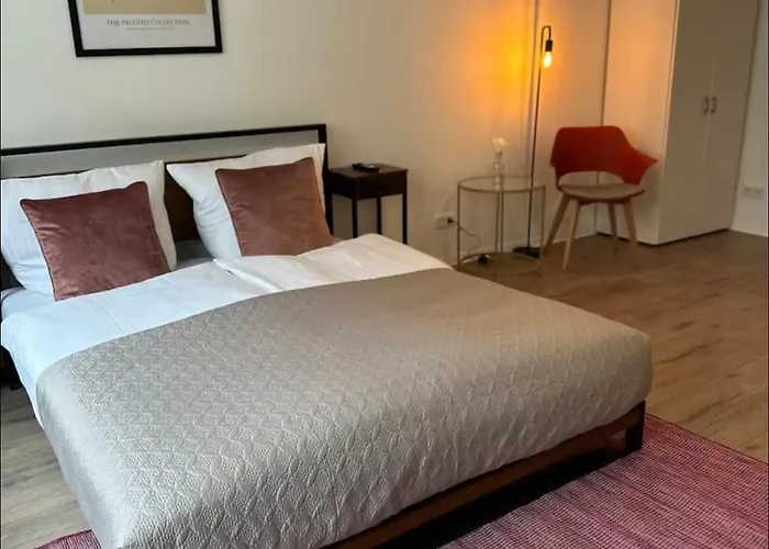 Zentral Gelegenes Und Stilvoll Möbliertes In Nur 5 Minuten Vom Hbf Und City, Ideal Für Pendler Und Messebesucher Apartment